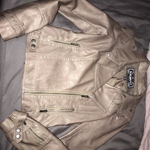 Stylish Leather jacket with zippers
